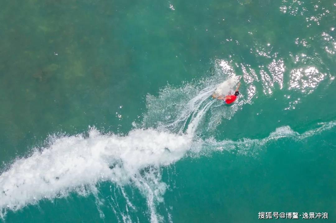 44岁知名男星明道与女粉合影！双手搭肩显亲切，笑容温馨引热议